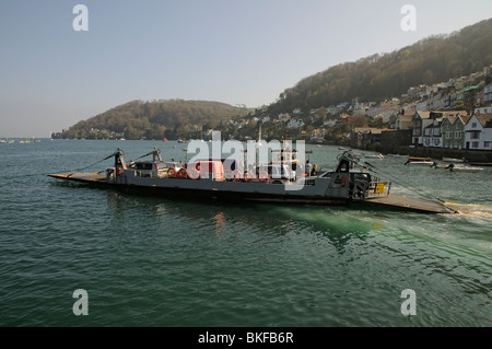 RoRo Auto & PKW transportieren die unteren Fähre betreibt zwischen Kingswear überqueren den Fluss Dart nach Dartmouth Devon UK Stockfoto