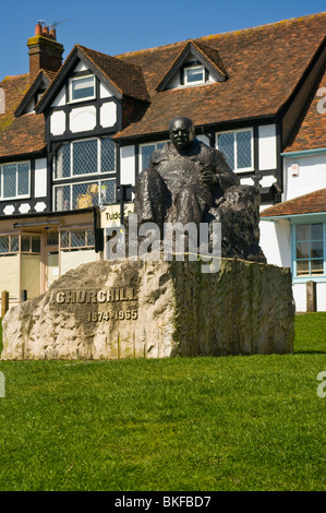 Statue von Sir Winston Churchill über Westerham Village Green Kent England Stockfoto