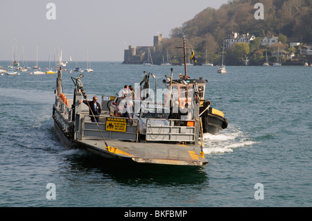 RoRo Auto & PKW transportieren die unteren Fähre betreibt zwischen Kingswear überqueren den Fluss Dart nach Dartmouth Devon UK Stockfoto