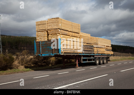 Geparkter LKW, LKW-Anhänger im Lay-by gestapelt mit bearbeiteten Planken von Timber, Aviemore, Schottland, Großbritannien Stockfoto