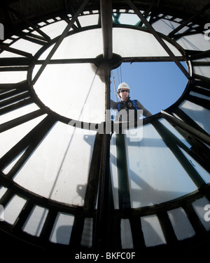 Uhr Reparatur am Bromo Seltzer des Kunst-Turm in Baltimore MD Stockfoto