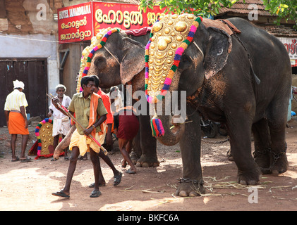 Mahouts führen ihre Elefanten zum Line-up bei einem Hindu-Tempel-Festival in Varkala, Kerala, Indien Stockfoto