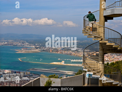 Blick auf Hafen von Gibraltar, Halbinsel und nördlichen Grenzen von oben der spiralförmigen Treppe-Plattform des historischen Rock gesehen. Stockfoto