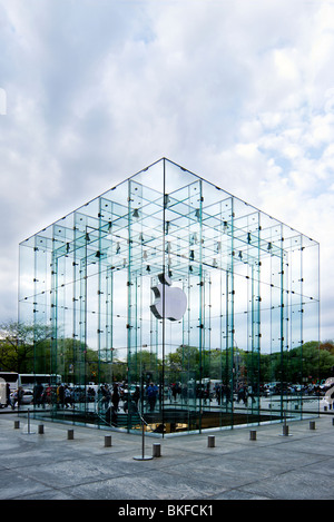 Menschen einkaufen auf der fünften Avenue auf der Hi-Tech-Glasbau Apple store in Manhattan, New York City. Stockfoto