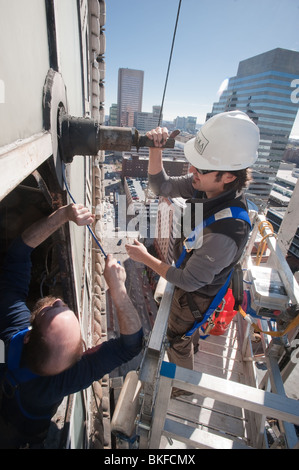 Uhr Reparatur am Bromo Seltzer des Kunst-Turm in Baltimore MD Stockfoto