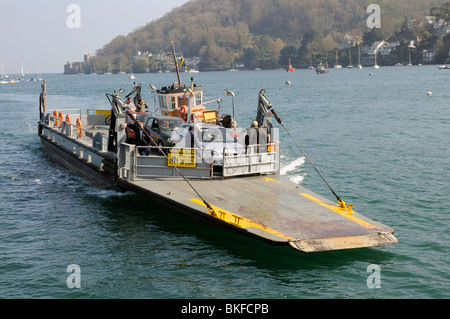 RoRo Auto & PKW transportieren die unteren Fähre betreibt zwischen Kingswear überqueren den Fluss Dart nach Dartmouth Devon UK Stockfoto