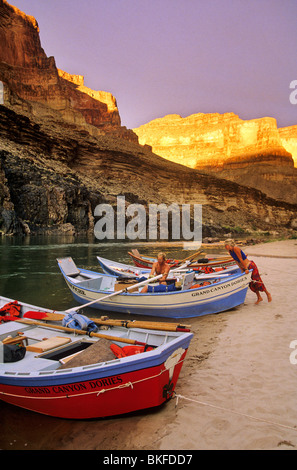 Dories am Strand bei Sonnenuntergang Meile 120, Colorado River, Grand Canyon National Park, Arizona, USA Stockfoto