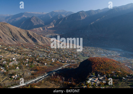 Panorama des Dadu River Valley in Jinchuan mit tibetischen Bauernhöfe und Obstgärten von Birne in rote Herbstfärbung, China. Stockfoto