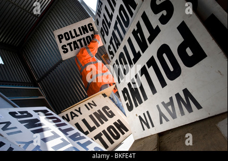 Ein Rat Beamter sortiert durch 100te von Polling Zeichen und Stände im Vorfeld bis zu eine allgemeine Wahl, UK Stockfoto