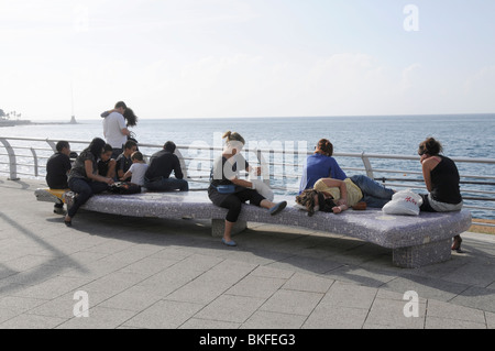 LIBANON-MENSCHEN ZU FUß AUF DER BERÜHMTEN STRANDPROMENADE CORNICHE PROMENADE IN BEIRUT Stockfoto