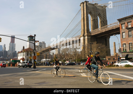 New York, NY - Fahrrad April 2010 Fahrer verlassen Brooklyn Bridge Park, Fulton Ferry Landing, in DUMBO Stockfoto