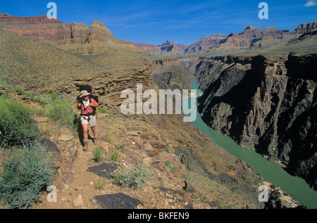 Rucksack auf Tonto Trail im Bereich Travertin Canyon, Grand Canyon National Park, Arizona, USA Stockfoto