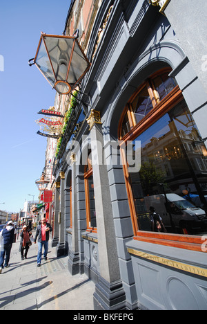 LONDON, VEREINIGTES KÖNIGREICH. Fassade des The Blackbird Pub auf der Earls Court Road im Royal Borough of Kensington und Chelsea. Stockfoto