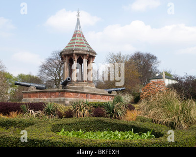 Die chinesischen Glockenturm und Sebastopol Kanonen im Arboretum Park Nottingham England UK Stockfoto