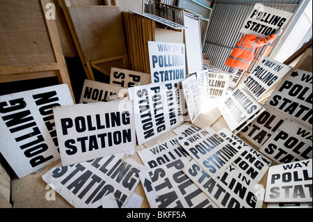 Ein Rat Beamter sortiert durch 100te von Polling Zeichen und Stände im Vorfeld bis zu eine allgemeine Wahl, UK Stockfoto