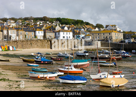 Ansichten über Mousehole Dorf und den Hafen bei Ebbe, Mousehole, Cornwall, England. Herbst (Oktober) 2009 Stockfoto