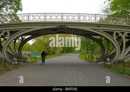 New York, NY - Mann April 2010 mit dem Fahrrad auf dem alten Braut Weg vorbei unter einer Brücke, im Central Park Stockfoto