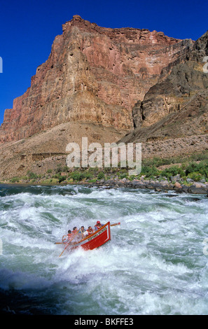 Dory läuft Lava Falls rapid auf dem Colorado River im Grand Canyon National Park, Arizona, USA Stockfoto