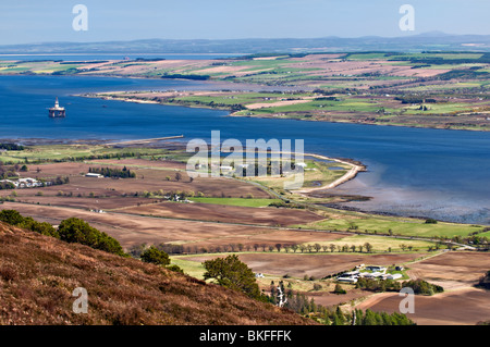 Meinung von Cnoc Fyrish aus A836 nahe Alness Bucht mit Blick auf Cromarty Firth & Nigg, Bohrinseln Schottland mit Öl in der Bucht Stockfoto