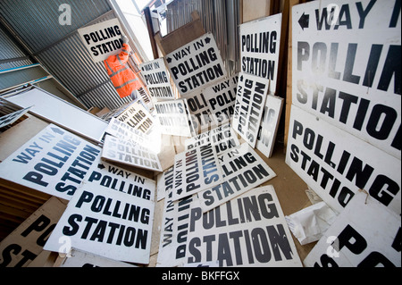 Ein Rat Beamter sortiert durch 100te von Polling Zeichen und Stände im Vorfeld bis zu eine allgemeine Wahl, UK Stockfoto