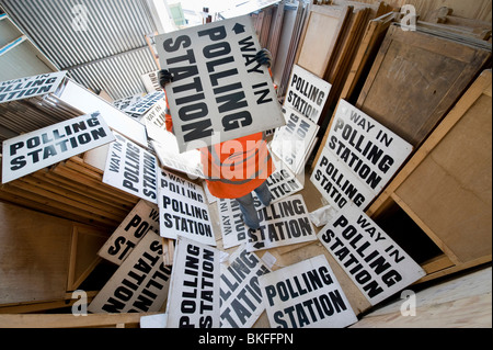 Ein Rat Beamter sortiert durch 100te von Polling Zeichen und Stände im Vorfeld bis zu eine allgemeine Wahl, UK Stockfoto