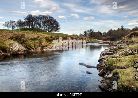 Der River Carron, die viele Angler zum Fischen, genommen auf eine feine Frühlingsabend in der Nähe von Ardgay in Schottland verwenden Stockfoto