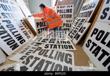 Ein Rat Beamter sortiert durch 100te von Polling Zeichen und Stände im Vorfeld bis zu eine allgemeine Wahl, UK Stockfoto