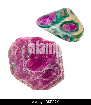 Zwei Stücke von Ruby vor einem weißen Hintergrund, man wird poliert & zählt in seinem natürlichen Zustand. Stockfoto