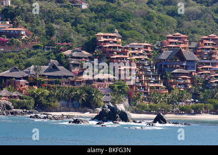 Immobilienentwicklung auf den Hügeln des Fischerdorfes Zihuatanejo, Mexiko Stockfoto