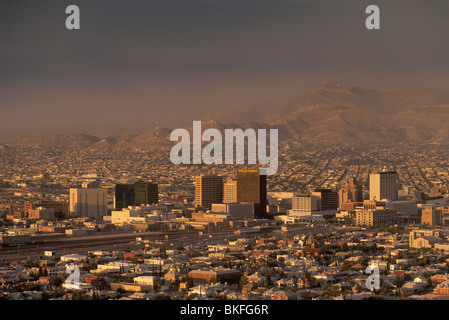 Innenstadt von El Paso, Texas, bei Sonnenaufgang von Murchison Park mit Ciudad Juarez, Mexiko, eingehüllt im Morgennebel in Ferne gesehen Stockfoto