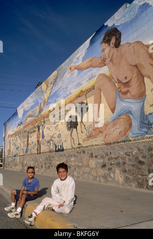 Junge hispanische Jungen im SIDA en Colores (AIDS) Wandbild, das 1988 von Carlos Callejo in El Paso, Texas, USA, geschaffen wurde Stockfoto