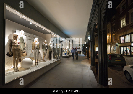 Das Zara-Geschäft in der Nacht vom Eastgate, eines der Zeilen in der Altstadt von Chester, Cheshire, England, UK Stockfoto