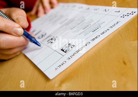 generische Ausfüllen von Post Stimmzettel für den allgemeinen Wahlen am 6. Mai 2010 Stockfoto