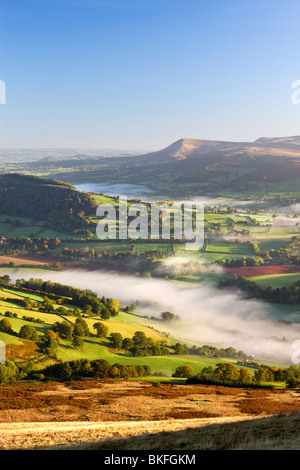 Rollende Nebel bedeckt Ackerland in Usk Valley, Brecon Beacons National Park, Powys, Wales, UK. Herbst (Oktober) 2009 Stockfoto