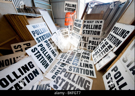 Ein Rat Beamter sortiert durch 100te von Polling Zeichen und Stände im Vorfeld bis zu eine allgemeine Wahl, UK Stockfoto