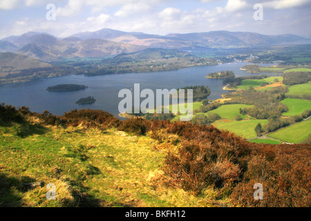 Derwentwater und Keswick im späten Frühling betrachtet von Walla Crag Stockfoto