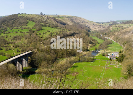 Monsal Dale und Eisenbahn-Viadukt im Frühling Stockfoto