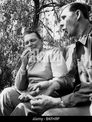 Göring, Hermann, 12.1.1893 - 15.10.1946, deutscher Politiker (NSDAP), Generalfeldmarschall, Luftwaffenkommandeur in den Jahren 1935 - 1945, gefangen genommen von amerikanischen Truppen, 11.5.1945, rechts: Dolmetscher Major Paul Kubala, Stockfoto