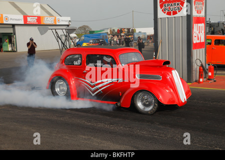 Outlaw Anglia ziehen Auto von Rob Stone Erwärmung es s Reifen. Stockfoto