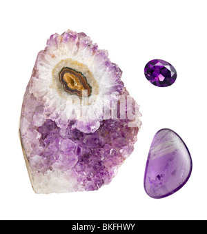 Drei Stücke von Amethyst vor einem weißen Hintergrund. Stockfoto