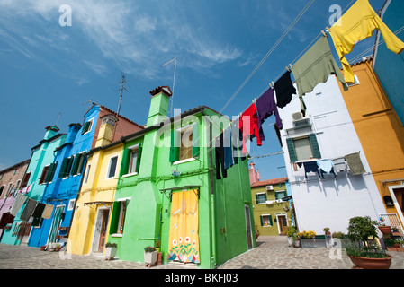 Bunte Häuser im Dorf von Burano in der Nähe von Venedig in Italien Stockfoto