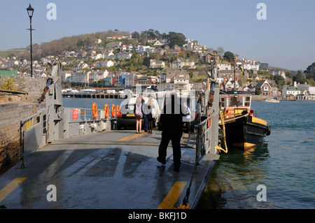 Fuß Fluggästen eine Roro Auto & Passagier transport in Dartmouth die unteren Fähre, die zwischen Kingswear Kreuzung verkehrt Stockfoto