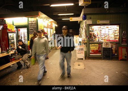 Passanten im Görlitzer Bahnhof, Berlin, Deutschland Stockfoto