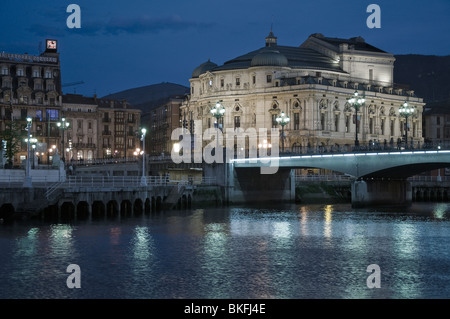 Außen an der Fassade des Theater Arriaga mit der Reflexion in der nervión oder Ibaizábal Mündung in die Stadt Bilbao, Baskenland, Spanien. Stockfoto