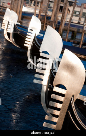 Venedig; Abendsonne reflektiert Stahl Bug der Gondeln vor Anker am Canal Grande in Italien Stockfoto