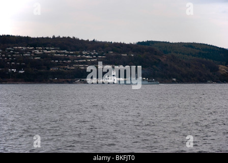 HMS Hurworth M39 vorbei Cloch Leuchtturm & Caravan Park Gourock Firth of Clyde, Schottland Stockfoto