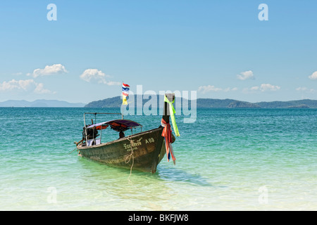 Thai Longtail-Boot auf Railay Beach in Krabi, Südthailand Stockfoto