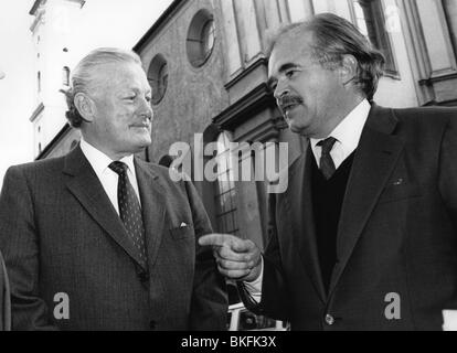 Streibl, Max, 6.1.1932 - 11.12.1998, deutscher Politiker (CSU), Ministerpräsident von Bayern 19.10.1988 - 27.5.1993, mit Peter Gauweiler, München, 1992, Stockfoto