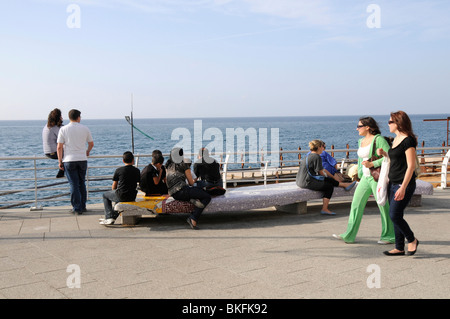 LIBANON-MENSCHEN ZU FUß AUF DER BERÜHMTEN STRANDPROMENADE CORNICHE PROMENADE IN BEIRUT Stockfoto