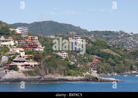 Immobilienentwicklung auf den Hügeln des Fischerdorfes Zihuatanejo, Mexiko Stockfoto